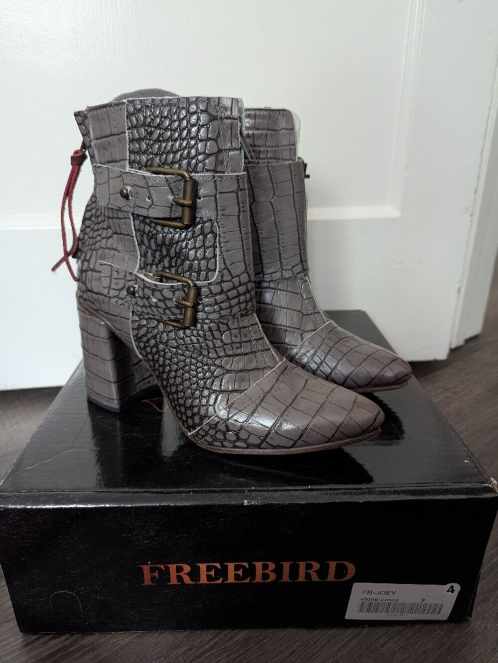 NIB Freebird Joey in Stone Croco, sz 9